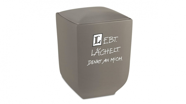 FWINDSOR-SCR-M-Windsor-Script-mandel--Spruch-''Gedenken''-Script-weiss-min-min